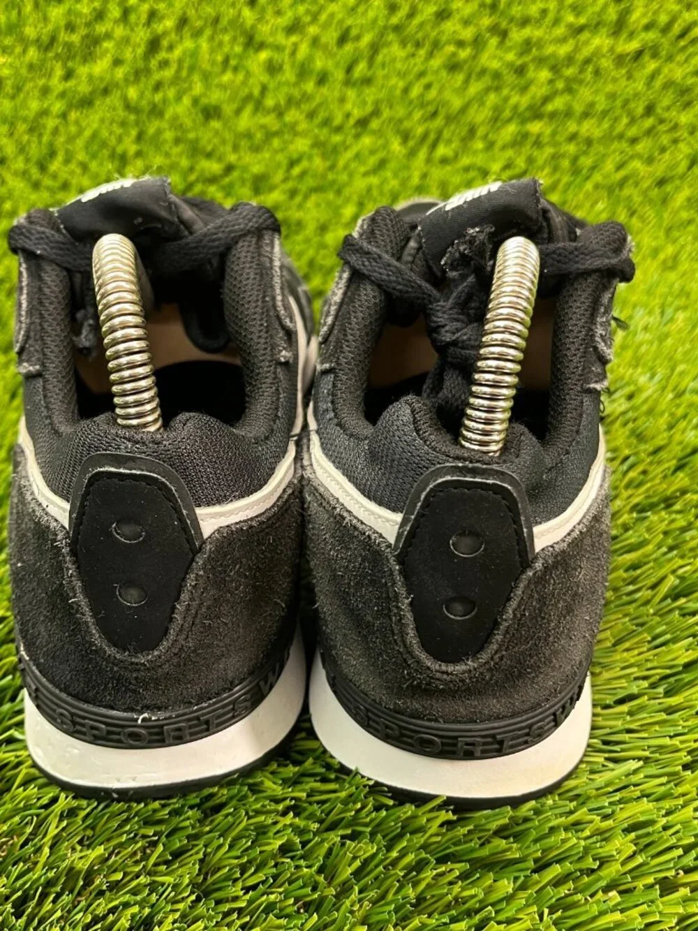 Nike Venture Runner Women Size 9 Black White Athletic Running Shoes Sneakers‎